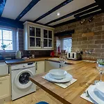 Wilsons - Cosy Based In The District