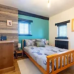 Wilsons - Cosy Based In The District *
