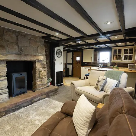 Wilsons - Cosy Based In The District *