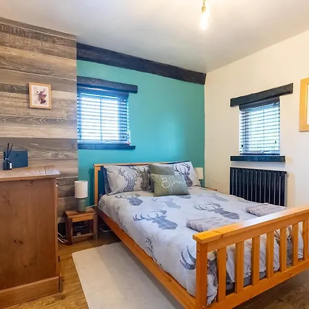 Wilsons - Cosy Based In The District *